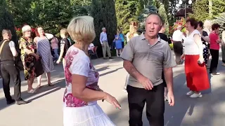 МЫ ВЛЮБЛЕНЫ И МЕЖДУ НАМИ! ТАНЦЫ В ПАРКЕ ГОРЬКОГО ХАРЬКОВ СЧАСТЛИВЫЕ МОМЕНТЫ