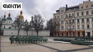 Буде пишнішою та без капелюха: у Києві почали встановлювати НОВОРІЧНУ ЯЛИНКУ