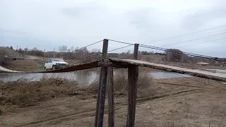 Автомобиль Ока на висячем мосту в селе Чусовое. Шалинский р-он, Свердловская область