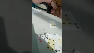 Gordo siendo golpeado por un mazo de cartas