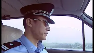 罪犯開警車通過關卡，警花一眼看出不對勁，馬上開車追捕！