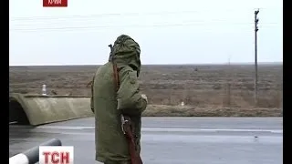 Озброєні блокпости посилено перевіряють автівки на в'їзді до Криму