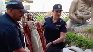 Statua di Cristo rubata e venduta per 30 euro: ritorna in chiesta "scortata" dalla polizia