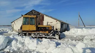 DT-75 Разбудили зверя.Откапывае склад.лопнул шланг ,потеряли масло.