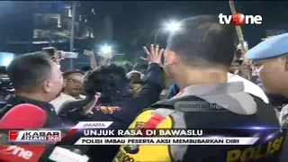 Proses Negosiasi Polisi dengan Massa Sebelum Bentrok Tadi Malam