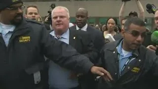 Toronto Mayor Rob Ford incredibly runs away from reporters in City Hall