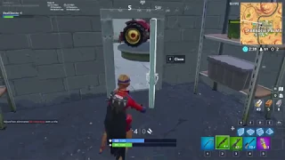 I FOUND A GLITCH in FORTNITE(weird door glitch)