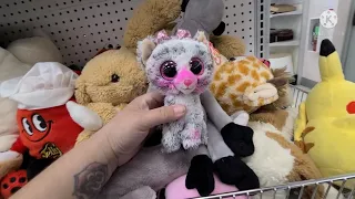 We hit another jackpot of beanie boos!! Must see this!! Come thrifting with us for beanie boos!!