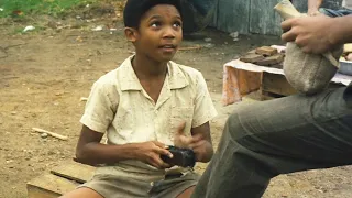 球王贝利真实经历！9岁还在贫民窟擦鞋的男孩，连鞋子都买不起，却在17岁成为世界球王！【光影】