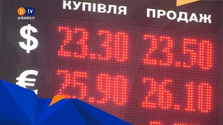 Долар падає, а ціни – ні: що говорять продавці та економісти