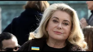 Cannes 2024 : Catherine Deneuve mixe classe et confort pour un résultat détonnant