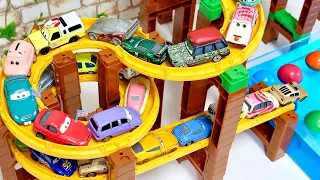 Cars minicars run down Tomica's hill and fall into the blue water!