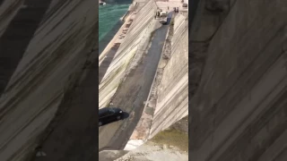 Pista escorregadia e carro cai em abismo