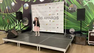 Прекрасное далеко (Е. Крылатов) Милана поёт на конкурсе Kids Awards Show 2020 Riga.