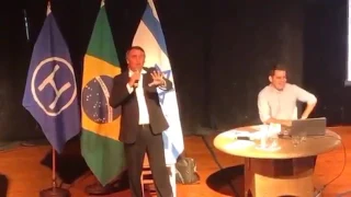 Bolsonaro diz que ter filha mulher é 'fraquejada'.