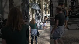 Wife was SCARED by Living Statue in Barcelona, Spain! #scared #livingstatue #prank