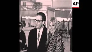 CAN 105 PETER SELLERS AND BRITT EKLAND AT LONDON AIRPORT