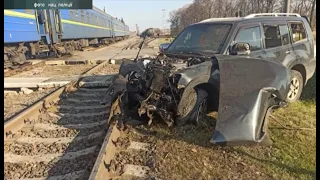 Поезд сбил автомобиль: пострадала женщина - 01.11.2021