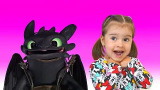 Арина і її новий друг літаючий Беззубик з мультфільму як приручити дракона грають разом