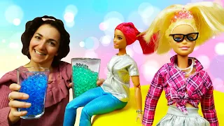 Video e giochi per bambini. Barbie nel salone di bellezza. Video con i giocattoli per bimbi