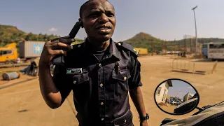 CONTROL FRONTERIZO EN RUANDA | África #142  | Vuelta al Mundo en Moto