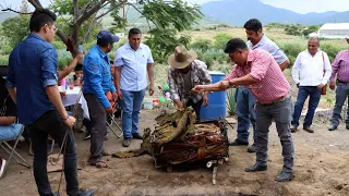 destapando la barbacoa de chivo