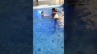 купание в бассейне