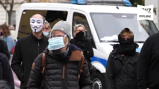 "Querdenker"-Demo trifft auf Antifa-Protest in Oldenburg