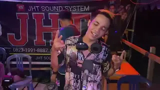 Tiap malam sendirian tiap malam kesepian Aku butuh butuh kasih sayangaku butuh perhatian- DJ Alfayet