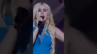 Ava Max Torn