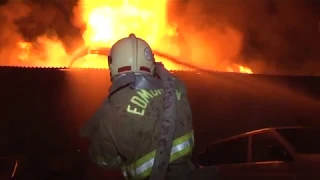 Рятувальники ліквідували масштабну пожежу в складському приміщенні