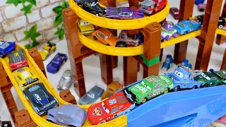 Tomica toys ☆ カーズのミニカーがスロープを上りトミカシステムの坂を走行します♪Cars minicars run down Tomica's hil