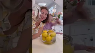 SO SMART! Keep your lemons fresh! 🍋 Follow for more MOM HACKS! #trending #viral #momhacks