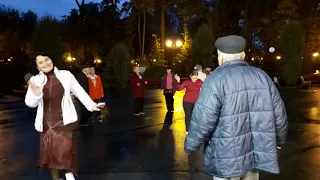 МЕНІ ТРЕБА, МЕНІ ТРЕБА ВСЕ ПРОБАЧАТИ💯💃/ТАНЦЫ В ПАРКЕ ГОРЬКОГО ХАРЬКОВ ОКТЯБРЬ 2020