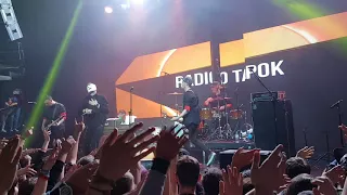 RADIO TAPOK - Feel Good Inc. (Gorillaz на русском) (Moscow 08.10.2017)