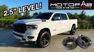 2020 RAM 1500 LEVELING KIT INSTALL! (2.5" MOTO FAB LEVELING KIT) FIRST MOD!