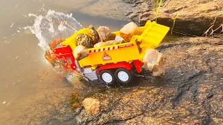 Car struck in mountain | truck heavy stones load break down | tractor pulling out car | Bhoom Toys