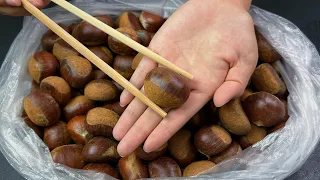 It turns out that peeling chestnuts is so easy. You only need a pair of chopsticks to peel one chest
