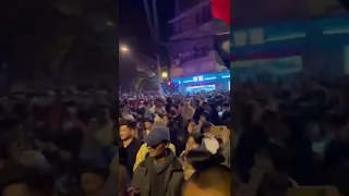 Huge protest in china against Xi & CCP on the streets of Shanghai.上海乌鲁木齐路 民众高喊共产党 下台！这是迄今为止最为激进的口号。