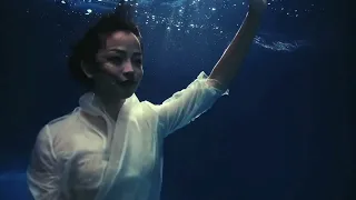 Chinese woman practicing tai chi underwater | beautiful tai chi | Stunning female tai chi master