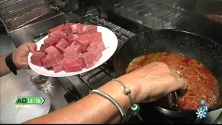 Atún encebollao en la Peña El Atún de Barbate, en Andalucía Directo