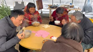 Mùa đông nhà kính là nơi khởi đầu tốt, buổi trưa chúng ta cùng nhau ăn mì, ngăn gió giữ ấm rất phổ