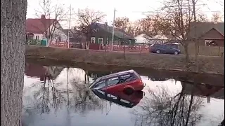 По каналу Огинского в Слониме плывет автомобиль. Подробности