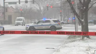 Chicago police officer ambushed, shot while sitting at red light in Calumet Heights | ABC7 Chicago