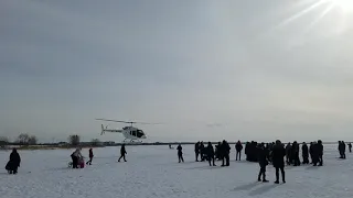 Вертолет на озере Смолино в Челябинске 1 марта 2020 года.