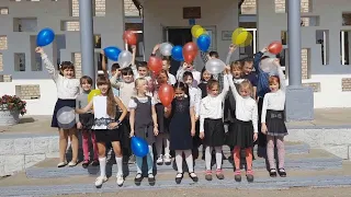 Учні та батьки 3-Б класу вітають рідну школу з ювілеєм!