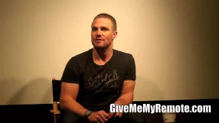 ARROW: Stephen Amell Teases Oliver's Relationships and the End of Season 1