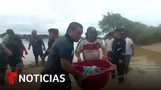 Cadena humana rescata a una bebé en las inundaciones en Perú | Noticias Telemundo