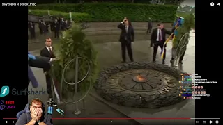 ceh9 смотрит, как на Януковича упал венок