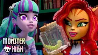 Twyla Stops Toralei's Trick! | "Creepover Party" 5 Minute Episode | Monster High